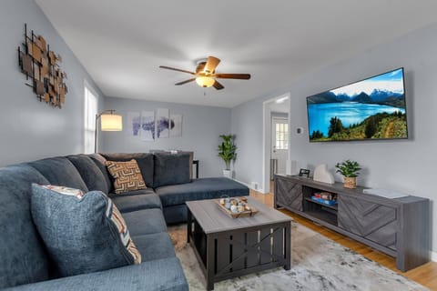 TV and multimedia, Living room, Seating area, Evening entertainment