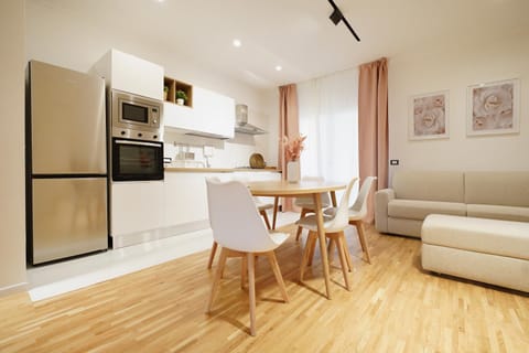 Kitchen or kitchenette, Seating area, stove