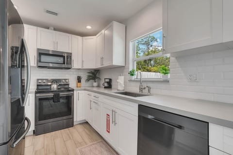 Hope Casa Heated Pool and BBQ 4bedrooms 2baths by HostyMosty House in Hollywood