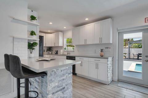 Hope Casa Heated Pool and BBQ 4bedrooms 2baths by HostyMosty House in Hollywood