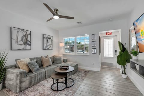 Hope Casa Heated Pool and BBQ 4bedrooms 2baths by HostyMosty House in Hollywood