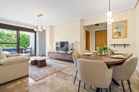 TV and multimedia, Living room, Seating area, Dining area