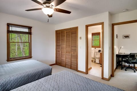 Elk Ridge Retreat -Hot Tub- Firepit-Fireplace House in Ivy Hill