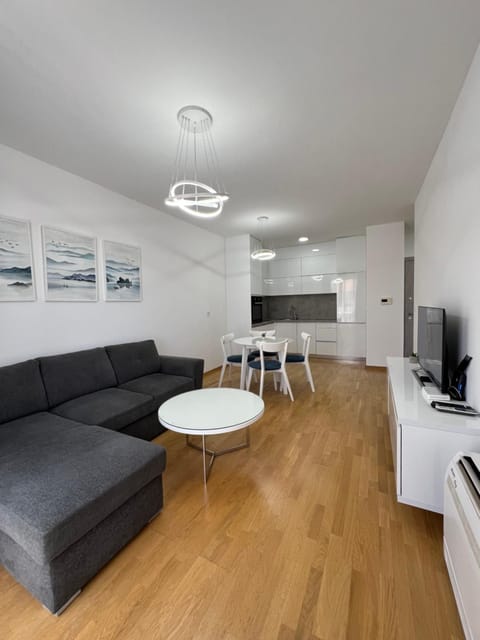 TV and multimedia, Kitchen or kitchenette, Living room, Seating area, Dining area