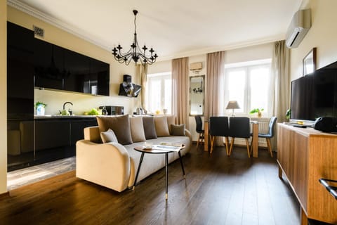 Bed, TV and multimedia, Living room, Photo of the whole room, Decorative detail, Seating area