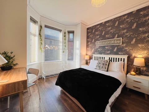 Spacious Victorian 5Bedroom 5Bathroom w Free Parking House in England