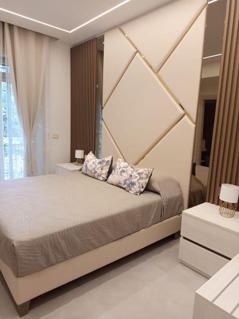 Shower, Toilet, Bed, TV and multimedia, Bedroom, Inner courtyard view, Parking, furniture, hair dryier, internet, internet, wardrobe, air conditioner, air conditioner