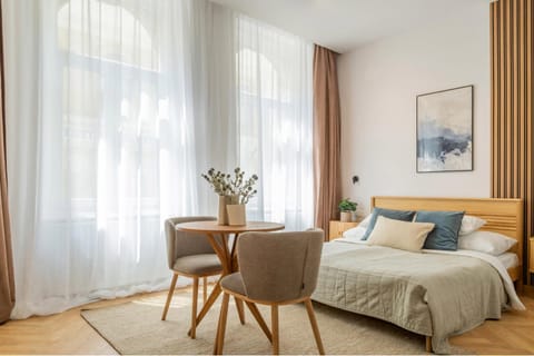 Bed, Seating area