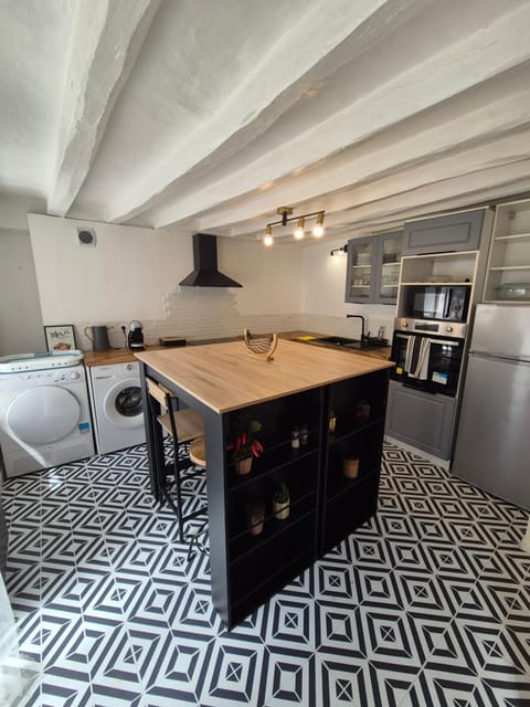 Coffee/tea facilities, Kitchen or kitchenette, Dining area, dishwasher, minibar, oven, pet friendly, stove, kitchen, kitchen