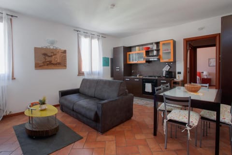 TV and multimedia, Kitchen or kitchenette, Living room, Seating area, Dining area, kitchen