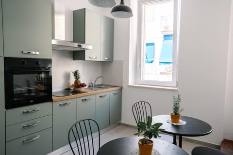 Kitchen or kitchenette, Dining area, stove