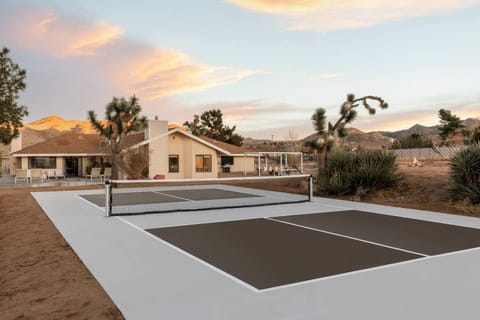 Mojave Moon- Group Retreat Wpool,spa & Pickleball House in Yucca Valley