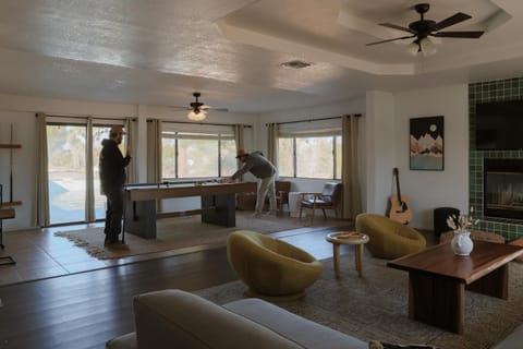 Mojave Moon- Group Retreat Wpool,spa & Pickleball House in Yucca Valley