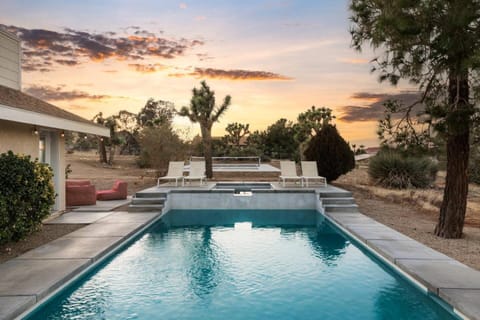 Mojave Moon- Group Retreat Wpool,spa & Pickleball House in Yucca Valley