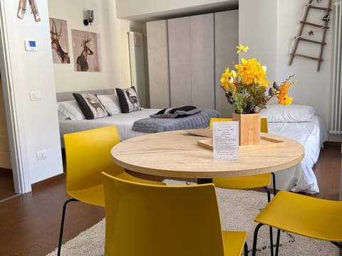 Bed, Living room, Seating area, Dining area