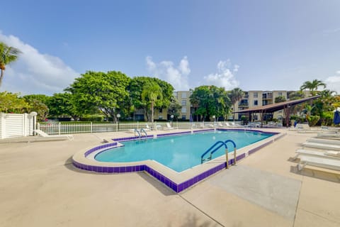 1 Mi to Lantana Beach Canal-View Condo with Pool Apartment in Lantana