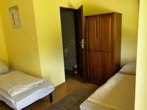 Photo of the whole room, Bedroom, wardrobe