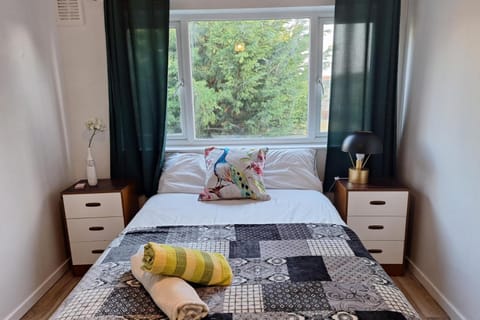 Cottage - Sleeps 4 - Parking - WiFi House in South Cambridgeshire District