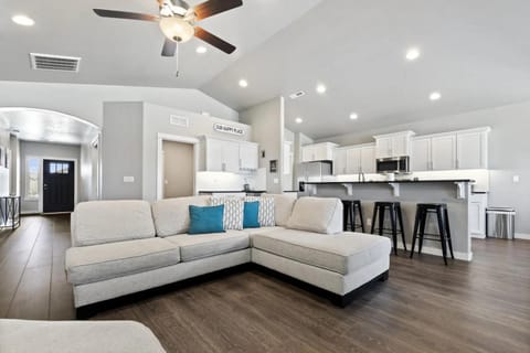 Spring Events Stay Modern Home Near Dining House in Nampa