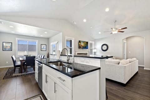 Spring Events Stay Modern Home Near Dining House in Nampa