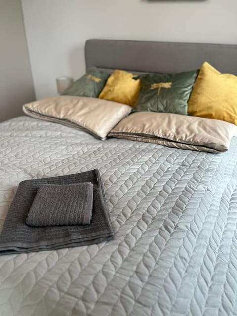 Bed, Bedroom, towels