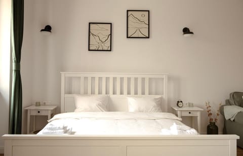 Bed, TV and multimedia, View (from property/room), Photo of the whole room, Bedroom, Landmark view