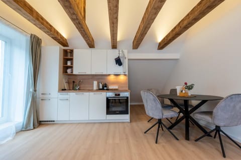 Kitchen or kitchenette, Seating area, Dining area, stove