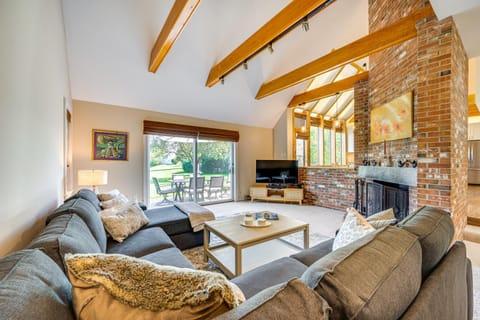 Lake and Beach Access Family Townhome in Laconia House in Lake Winnisquam