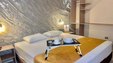 Bed, Kitchen or kitchenette, Photo of the whole room, Seating area, Bedroom