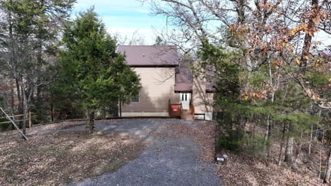 Property building, Day, Natural landscape, Bird's eye view, View (from property/room), View (from property/room), Decorative detail, Decorative detail, Autumn, Pets, Pets, Mountain view, Mountain view, Street view, Street view, Parking, pet friendly, pet friendly