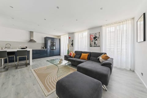 TV and multimedia, Kitchen or kitchenette, Living room, Seating area