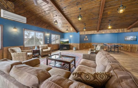 The Big Lake Escape! Sleeps 20! House in Siren