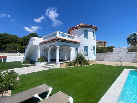 Property building, Patio, Day, Garden, Garden view, Pool view, Swimming pool, sunbed