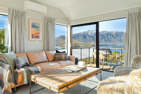Balcony/Terrace, Living room, Lake view, Mountain view