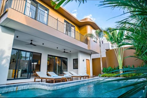 Property building, Pool view, Swimming pool, Swimming pool, sunbed