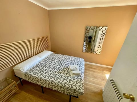 Bed, Photo of the whole room, Bedroom, internet, towels