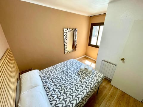 Bed, Photo of the whole room, Bedroom, internet