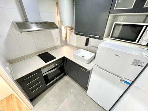Kitchen or kitchenette, microwave, oven, pet friendly, stove