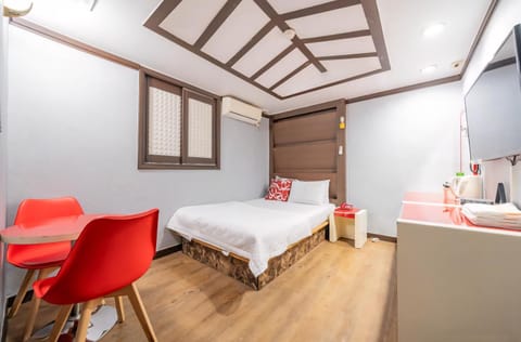 Bed, Living room, Photo of the whole room, Bedroom