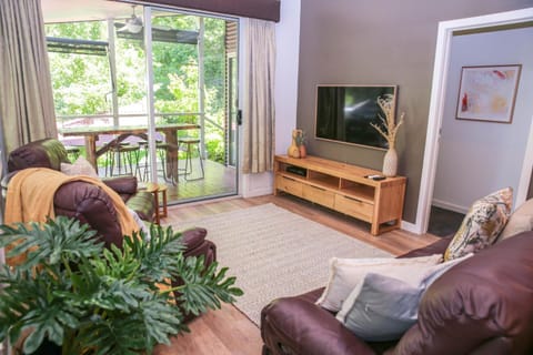 Patio, Garden, TV and multimedia, Living room, Seating area, Garden view, heating, air conditioner