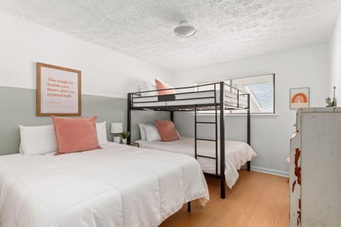 The Dolly Loft on Music Row Historic Charm! Apartment in Music Row