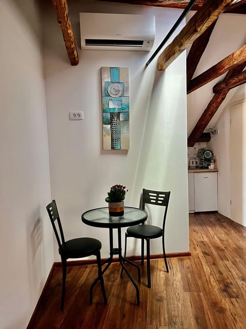 Kitchen or kitchenette, Seating area