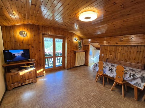 Communal lounge/ TV room, TV and multimedia, Kitchen or kitchenette, Living room, Seating area, Dining area, Evening entertainment