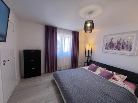 Bed, TV and multimedia, Bedroom