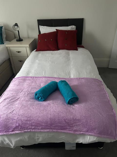 Family Contractor Modern Home Sleeps 7 Free parking House in Grimsby