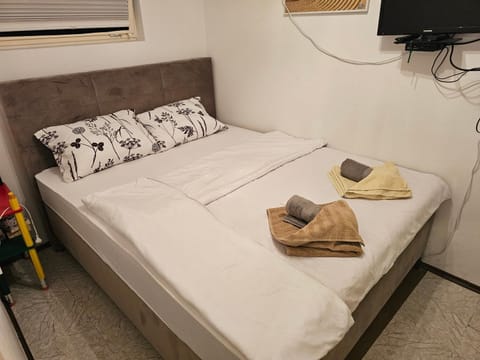 Bed, TV and multimedia, Photo of the whole room, Bedroom, towels