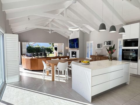 Sanctuary Sands Villa - 5BD Pool Near Beach Villa in Plettenberg Bay