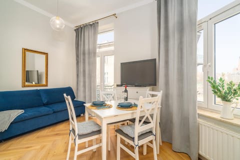 Communal lounge/ TV room, TV and multimedia, Living room, Seating area, Dining area, Evening entertainment