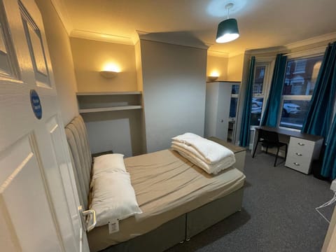 4 Double Bedroom House with Private Garden and Own Entrance House in Worcester