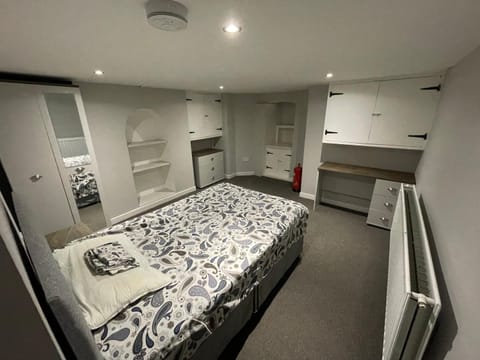 4 Double Bedroom House with Private Garden and Own Entrance House in Worcester